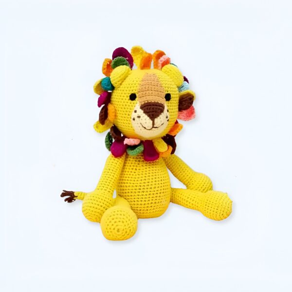 Un lion en peluche jaune avec une crinière multicolore assis sur un fond blanc.