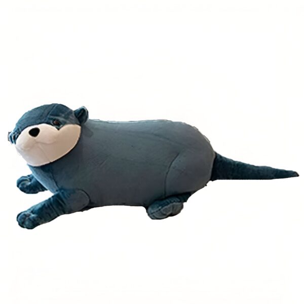 Une peluche en forme de loutre bleue allongée sur le ventre, avec un museau blanc et des yeux noirs.