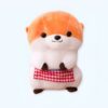 peluche-loutre-cuisiniere-en-tablier-a-carreaux-jouet-doux-pour-enfants-1a-3 Peluche de loutre portant un tablier à carreaux rouges et bleus.
