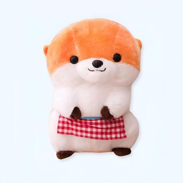 Peluche de loutre portant un tablier à carreaux rouges et bleus.