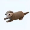 peluche-loutre-lola-jouet-en-peluche-doux-et-calin-pour-enfants-1a-1 Peluche de loutre en position couchée, avec un corps gris et un visage blanc.