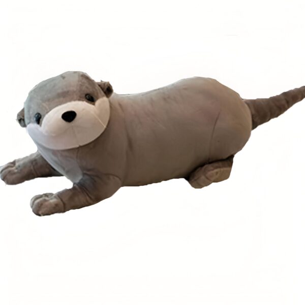peluche-loutre-lola-jouet-en-peluche-doux-et-calin-pour-enfants-2a Peluche de loutre grise allongée sur le ventre, regardant la caméra.