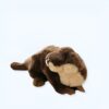 Une peluche de loutre brune allongée sur le ventre, la tête tournée vers la droite.