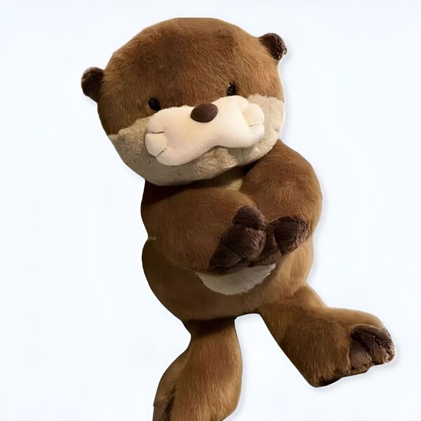 peluche-loutre-realiste-marron-2a-2 Une peluche en forme de loutre brune, debout avec les bras croisés.