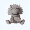 Une marionnette en peluche grise de tricératops avec de grands yeux noirs et une bouche souriante.