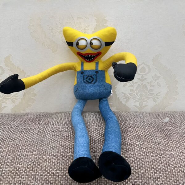 Une peluche de minion jaune avec de grands yeux, un sourire effrayant et des jambes fines.