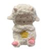 Une peluche mignonne en forme d'agneau avec une étoile jaune sur le ventre, des yeux fermés et des pieds roses.