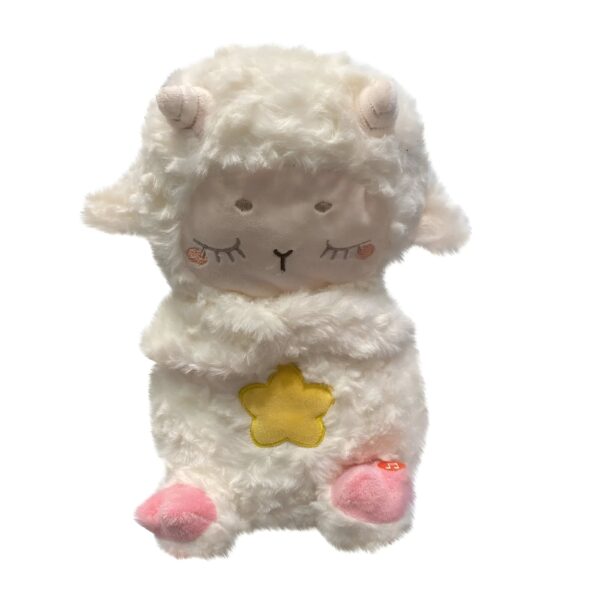Une peluche mignonne en forme d'agneau avec une étoile jaune sur le ventre, des yeux fermés et des pieds roses.