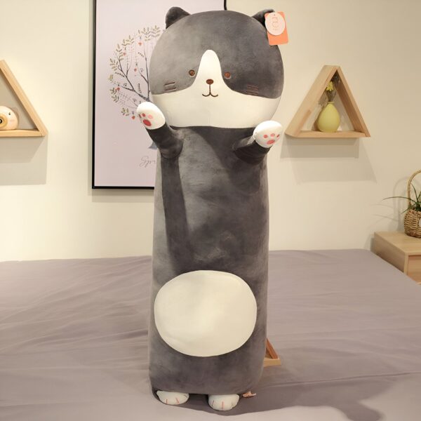 Un long coussin en forme de chat gris avec des pattes blanches et un visage mignon.