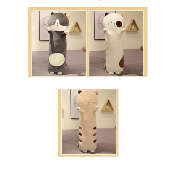 Trois coussins en forme de chat, un gris, un blanc et un beige. Les coussins sont en peluche et ont des expressions mignonnes. Ils sont parfaits pour décorer une chambre ou un canapé.