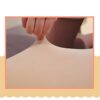Une main qui pince un tissu doux et extensible, démontrant la qualité du matériau.