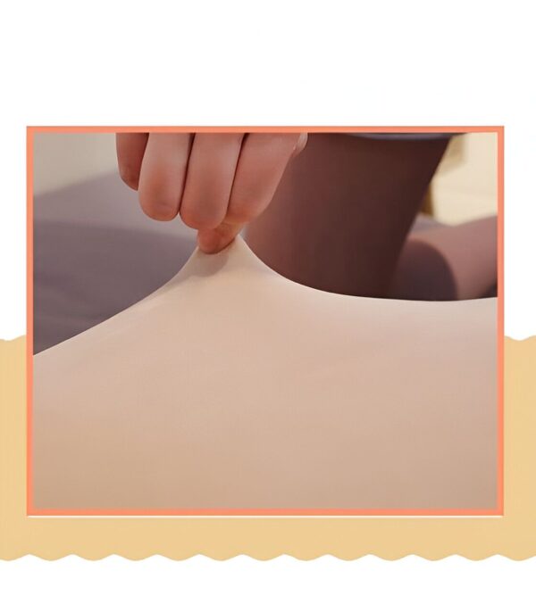Une main qui pince un tissu doux et extensible, démontrant la qualité du matériau.
