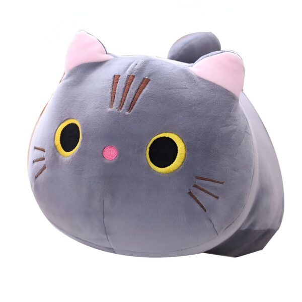 Peluche de chat gris avec de grands yeux jaunes et un nez rose.