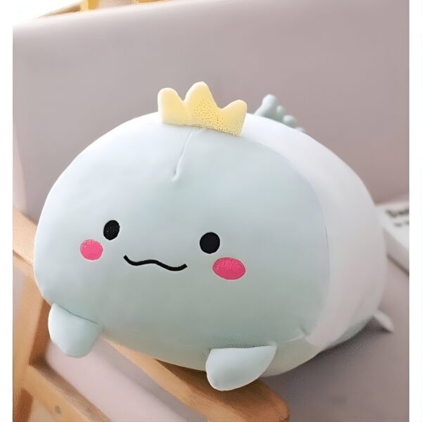 Peluche de baleine bleue avec une couronne dorée, des joues roses et un sourire mignon. Parfait pour les enfants et les collectionneurs.