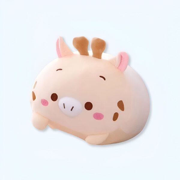 Une peluche en forme de girafe avec des yeux noirs, des joues roses et des taches brunes.