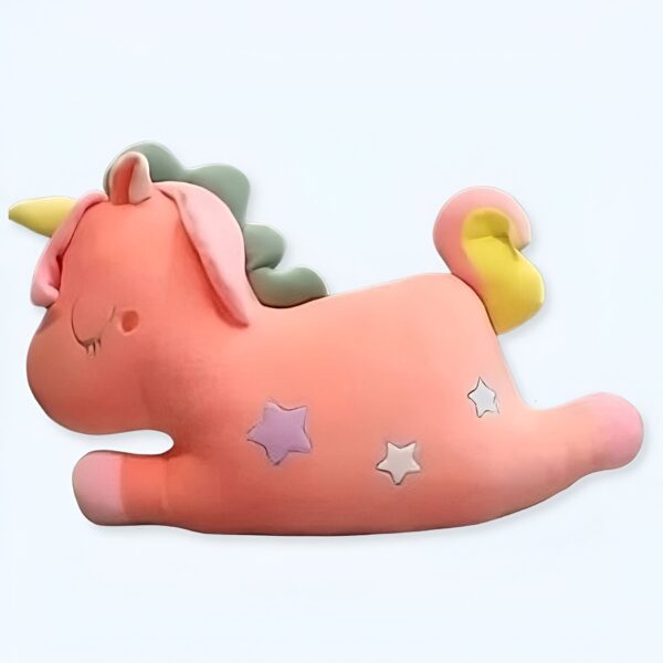 Une licorne rose en peluche avec une crinière verte, une queue jaune et des étoiles sur son corps.