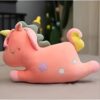 Coussin en forme de licorne rose avec des étoiles, parfait pour la chambre d'un enfant.