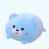 Peluche bleu en forme d'ours, avec de grandes joues roses et un sourire amical.