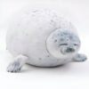 peluche-oreiller-phoque-doux-et-adorable-pour-enfant-1a-6 Une peluche de phoque gris et blanc allongé sur le ventre avec les yeux fermés.