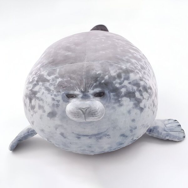 peluche-oreiller-phoque-doux-et-adorable-pour-enfant-2a-5 Un gros phoque en peluche gris avec de grands yeux noirs et une bouche rose.