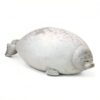 Une peluche de phoque gris allongé sur un fond blanc.