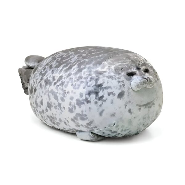 Une peluche de phoque gris et blanc avec des taches grises sur un fond blanc.