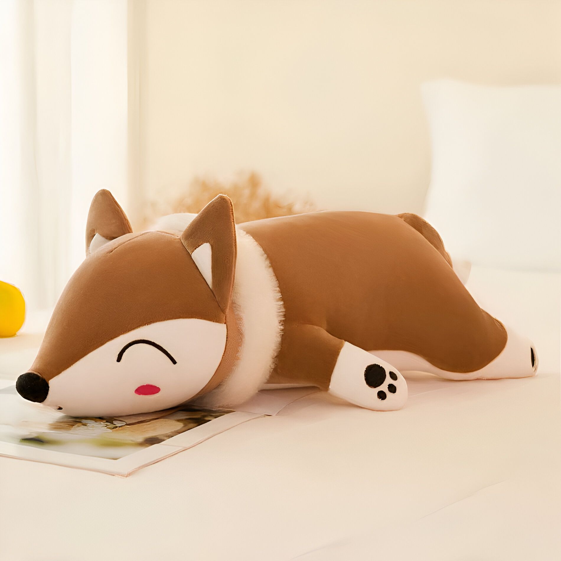 Cuscino a forma di volpe in peluche, morbido e confortevole, perfetto per coccolarsi e decorare la stanza.