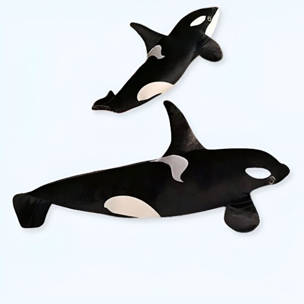 Deux orques en peluche, une grande et une petite, sur fond blanc.