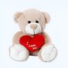 Un ours en peluche beige tenant un cœur rouge avec l'inscription "Je t'aime"