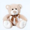 Ours en peluche beige assis avec un nœud marron et blanc.