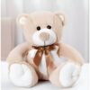 Un ours en peluche beige avec un nœud brun et blanc.