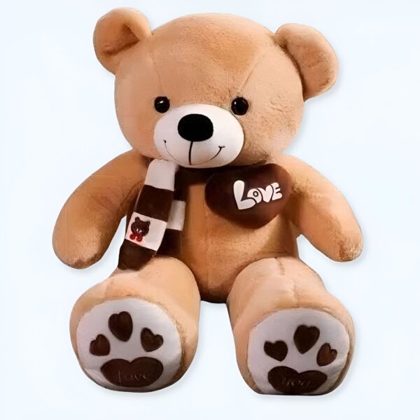 Un ours en peluche brun portant une écharpe rayée et un cœur avec le mot "Love" écrit dessus.