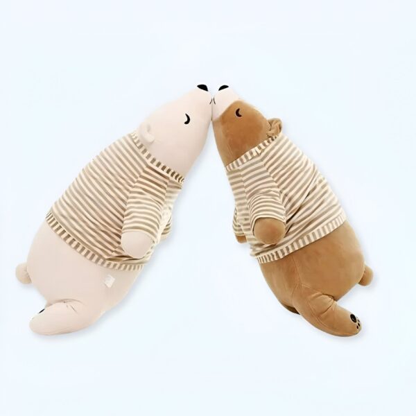 Deux ours en peluche, l'un blanc et l'autre brun, se font face et portent des chemises rayées.