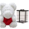 Ours en peluche blanc fait de roses, tenant un cœur rouge de roses, dans une boîte transparente avec un ruban noir.