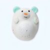 peluche-ours-bruit-blanc-projecteur-etoiles-bebe-sommeil-1a Une veilleuse en forme d'ours en peluche avec une projection d'étoiles.