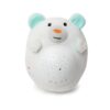 peluche-ours-bruit-blanc-projecteur-etoiles-bebe-sommeil-4a Projetteur d'étoiles en forme d'ours en peluche blanche avec des oreilles bleues, qui projette des étoiles et une lune sur le plafond.