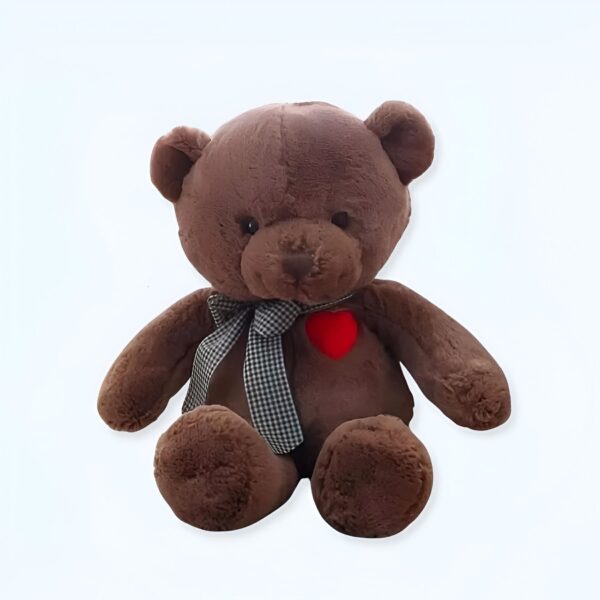 Ours en peluche brun assis avec un nœud noir et blanc et un cœur rouge sur la poitrine.