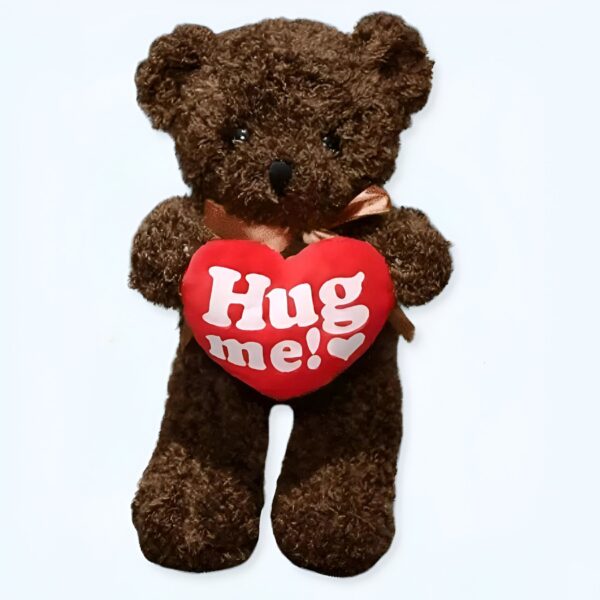 Un ours en peluche brun tenant un cœur rouge avec l'inscription "Hug me!"