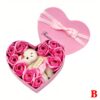 Boîte-cadeau en forme de cœur rose avec un ours en peluche blanc et des roses artificielles.