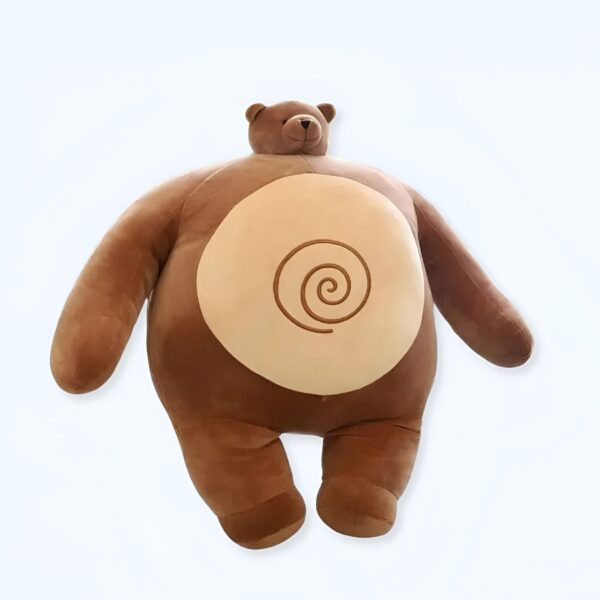 Ours en peluche brun avec un ventre rond beige et une spirale en relief.