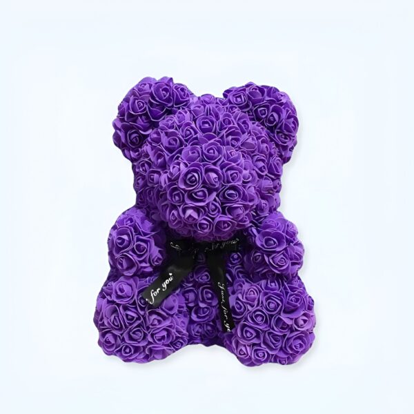 Ourson en roses artificielles violettes avec un ruban noir portant l'inscription "for you".