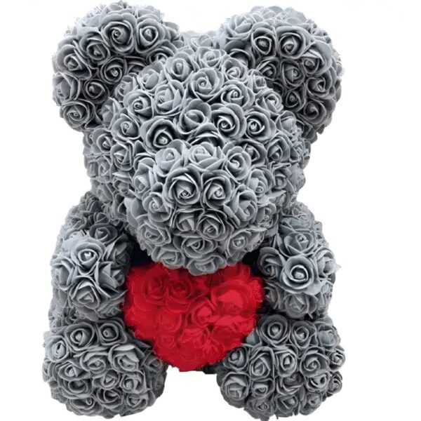 Ours en peluche fait de roses grises tenant un cœur rouge.