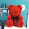 peluche-ours-en-roses-rouges-cadeau-romantique-pour-saint-valentin-2a Ours en peluche rouge fait de roses artificielles avec un ruban noir autour du cou.