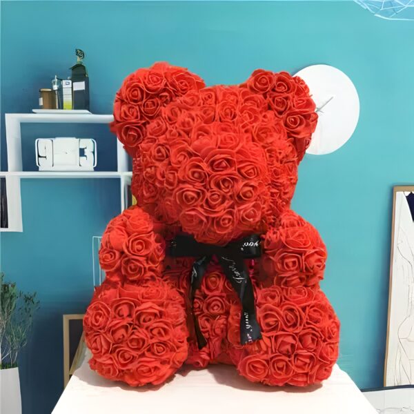 peluche-ours-en-roses-rouges-cadeau-romantique-pour-saint-valentin-2a Ours en peluche rouge fait de roses artificielles avec un ruban noir autour du cou.