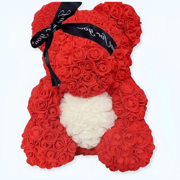 Ours en peluche rouge fait de roses artificielles avec un ruban noir autour du cou sur lequel est écrit "Just for you" et un cœur blanc au milieu de sa poitrine.