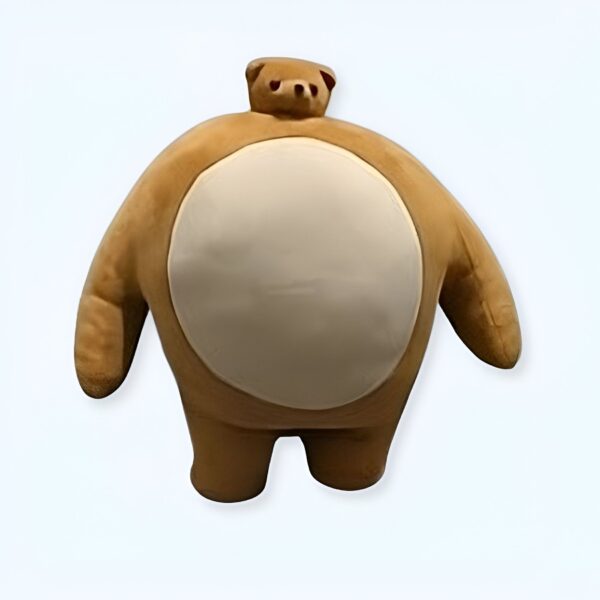 Une peluche en forme d'ours brun avec une tête plus petite et un gros ventre blanc.