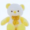 peluche-ours-jaune-kawaii-super-douce-idee-cadeau-1a-2 Un ours en peluche blanc avec un nœud jaune à pois.