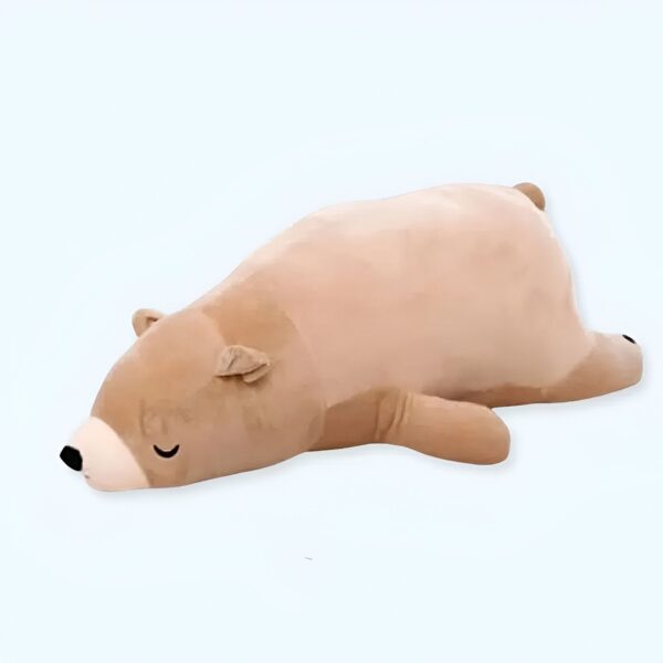 Un ours en peluche marron allongé sur le dos, les yeux fermés.