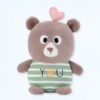 Ours en peluche brun portant un maillot de bain vert à rayures blanches avec le mot "YOU" et un soleil dessus. Il a un petit cœur rose sur la tête.