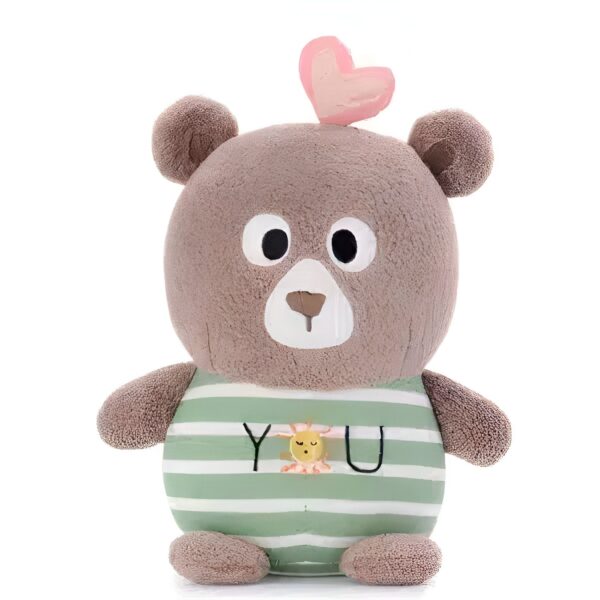 Ours en peluche brun portant un t-shirt vert à rayures blanches avec le mot "YOU" et un cœur rose sur la tête.